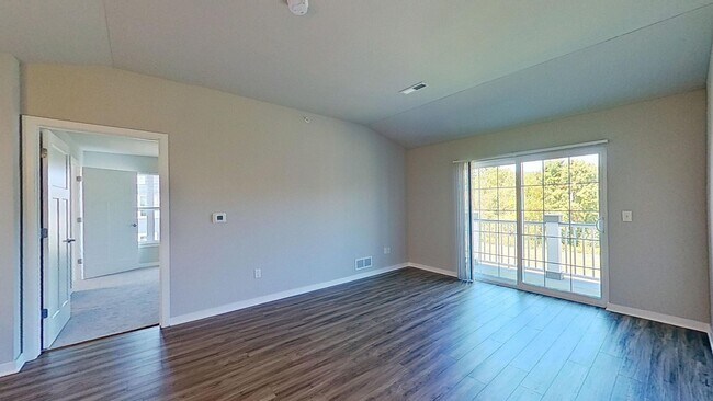 Building Photo - RENT SPECIAL: 1 month FREE! Condo Style Upper 3 Bedroom 2 Bathroom plus Den Apartment is Available