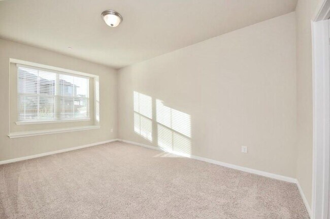Building Photo - 2880 Donnell Dr
