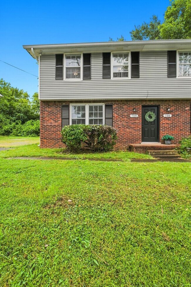 Building Photo - 758 McPherson Dr