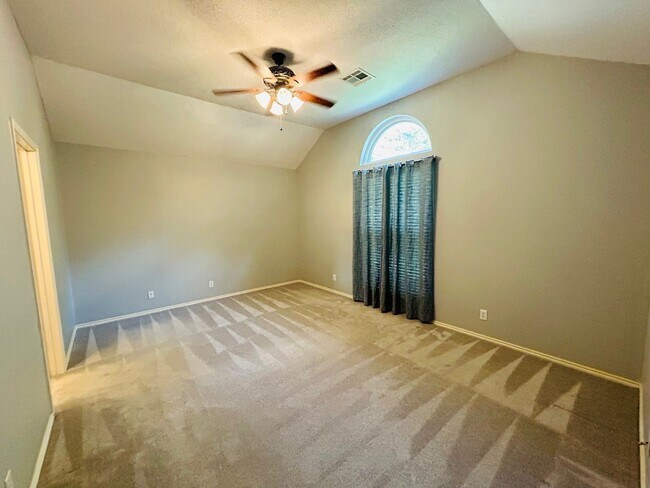 Building Photo - Spacious and Updated Hewitt Home