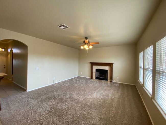 Building Photo - 640 E Linden Ln