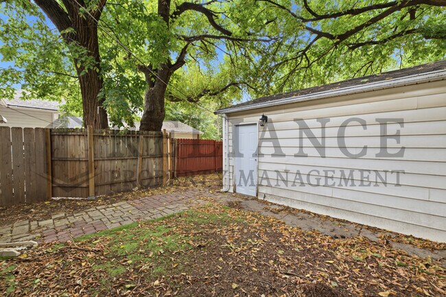 Building Photo - 703 S Grove Dr