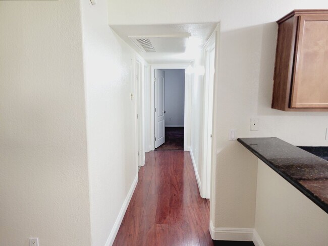 Building Photo - *Great 3 Bedroom Condo in Lakes Area*