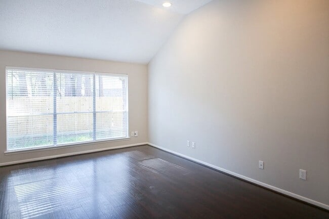 Building Photo - 175 Sylvan Forest Dr