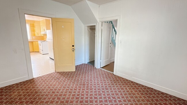Building Photo - 3 bdrm + bonus room/1 bath house with gara...
