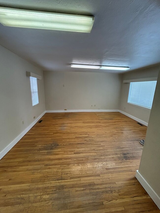 Building Photo - 376 W Washington St