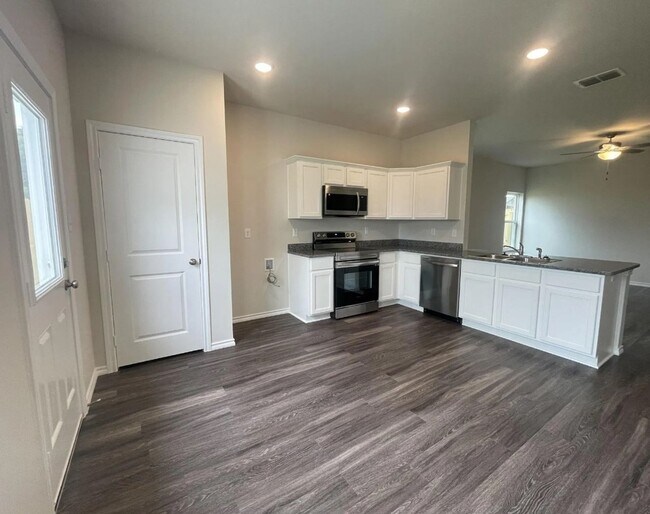 Building Photo - 110 S Rainbow Dr