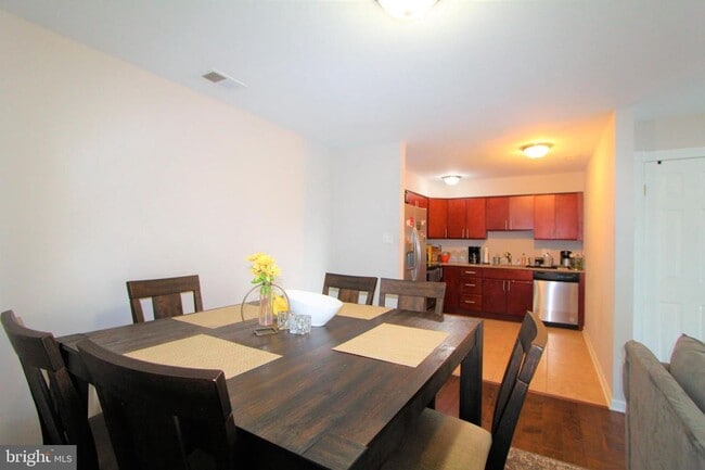 Building Photo - Crestwood 2 bed + Loft Large Condo Availab...