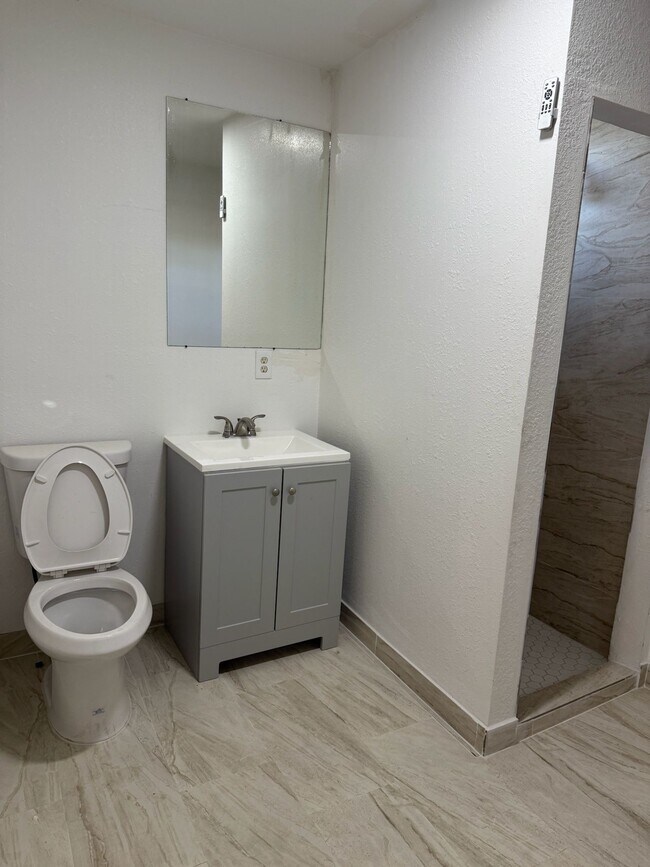 Building Photo - 560 Meadowlake Rd