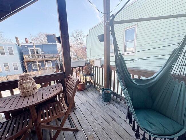 Building Photo - 643 Saratoga St