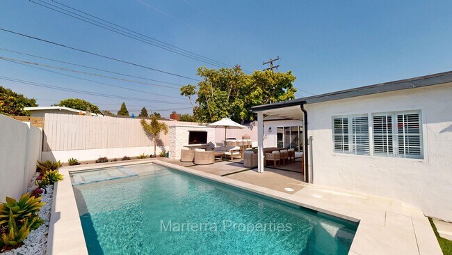 Building Photo - Beautiful Home with Pool!