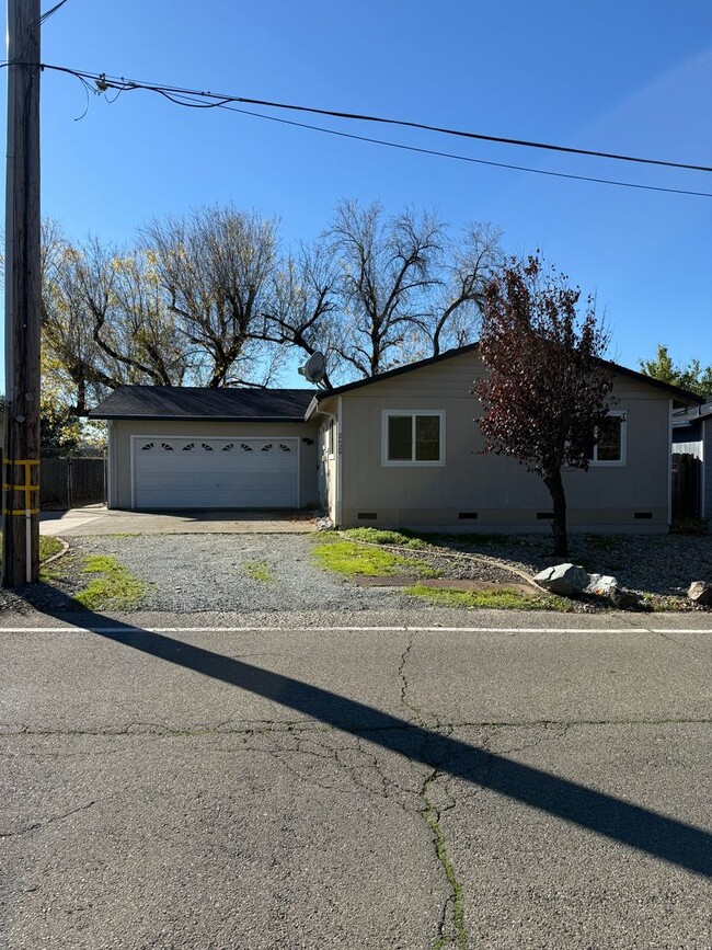 Building Photo - 3-bedroom, 2-bathroom home in Redding Updated Interior!