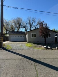 Building Photo - 3-bedroom, 2-bathroom home in Redding Updated Interior!