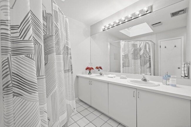 Building Photo - 2437 Bedford St