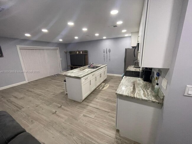 Building Photo - 4629 Vilabella Dr