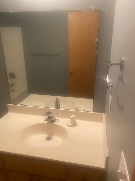 Building Photo - 501 Creekside Dr