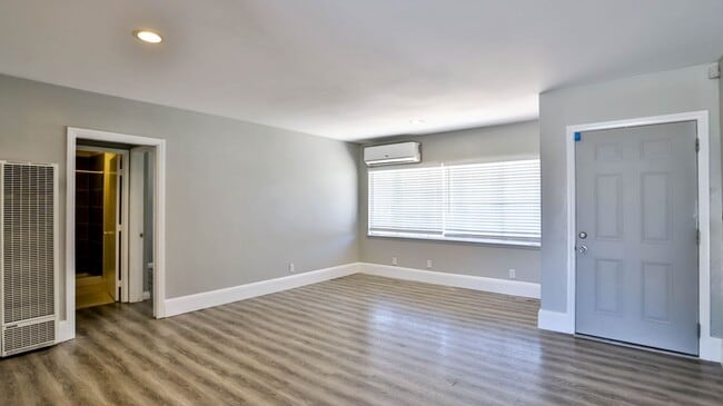 Building Photo - Fully REMODELED 3bed 2bath SFR. Great loca...