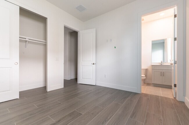 Building Photo - Exquisite 3-Bed 3.5-Bath Home in Prestigio...