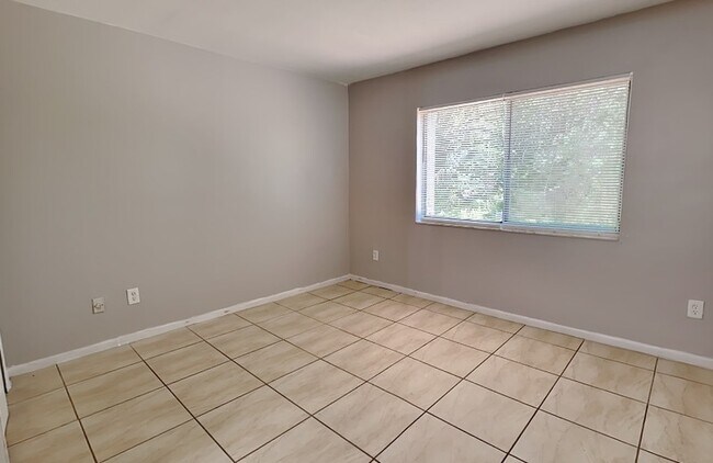 Building Photo - 2549 S Oak Ave