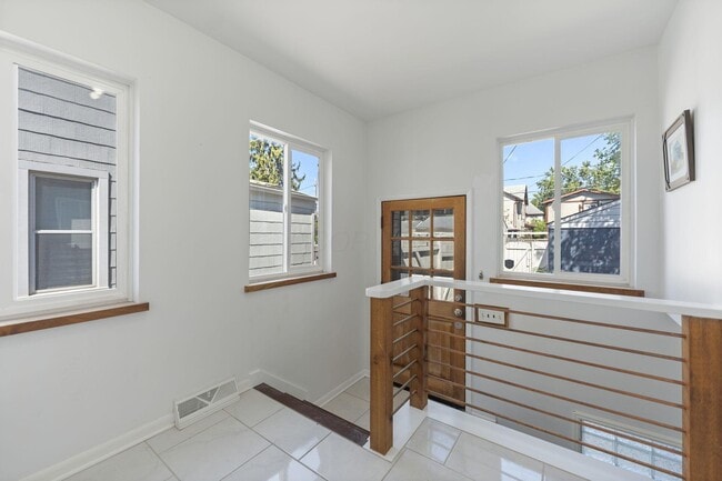 Building Photo - 422 E Whittier St
