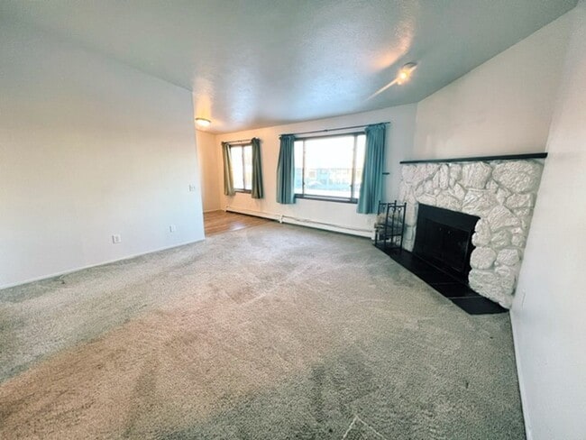 Building Photo - Spacious & Bright Top Floor Condo in East Anchorage, Close to Base + W/D In Unit!