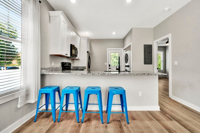 Building Photo - 100 E Maple St