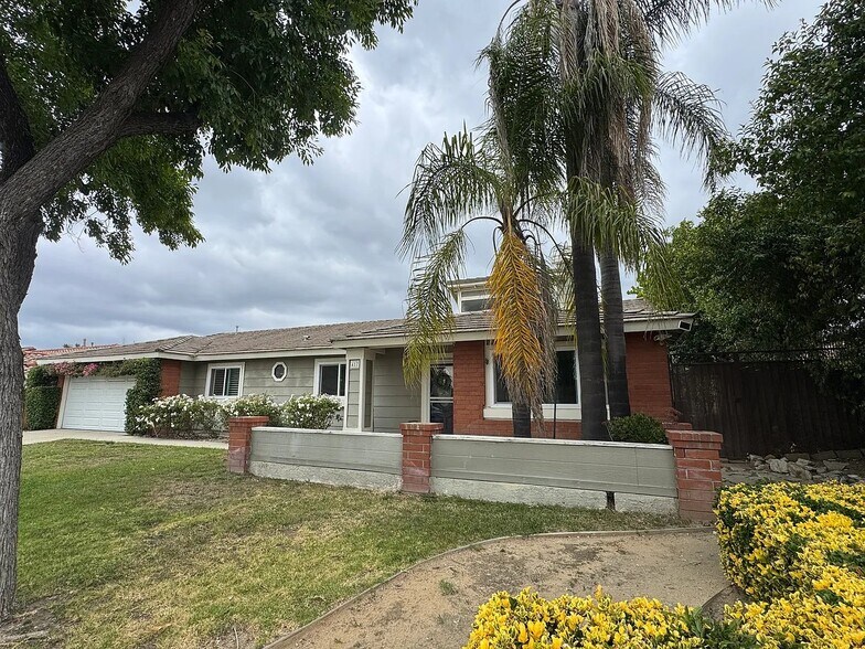 Building Photo - 417 E Miramar Ave