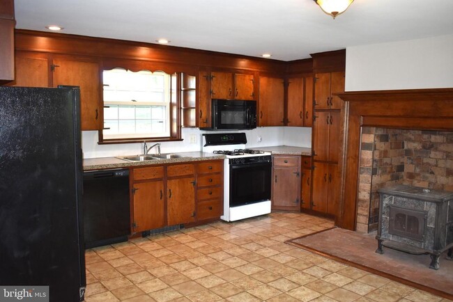 Building Photo - 12979 Buchanan Trail W
