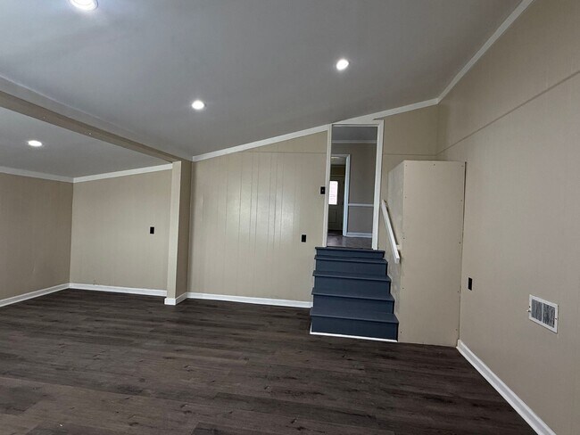 Building Photo - Fully Renovated 3-Bedroom, 1 Bathroom Home