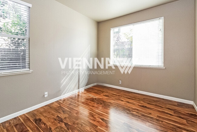 Building Photo - Beautifully Maintained Roseville Home with...
