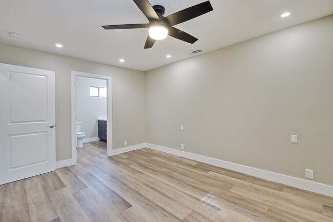 Building Photo - Stunning Modern Almost New Condo, Pets Welcome!