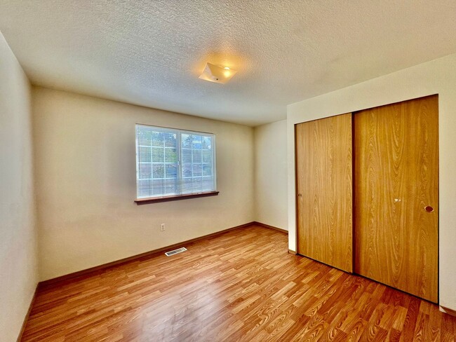 Building Photo - Spacious 4 BD + Den