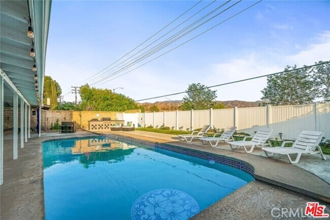 Building Photo - 15616 Rosehaven Ln
