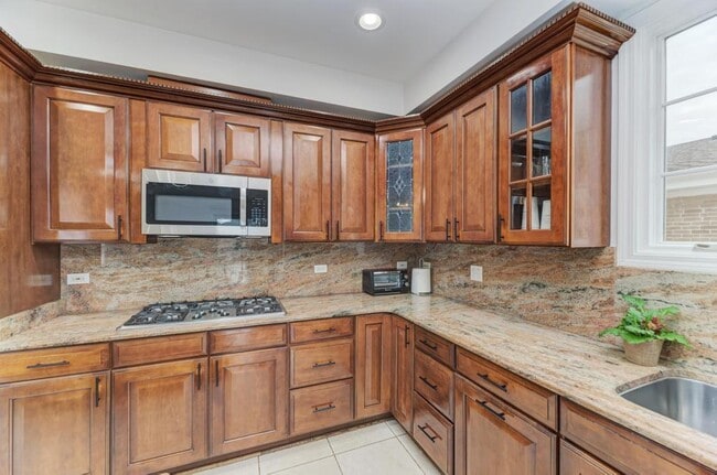 Building Photo - 4544 N Oriole Ave