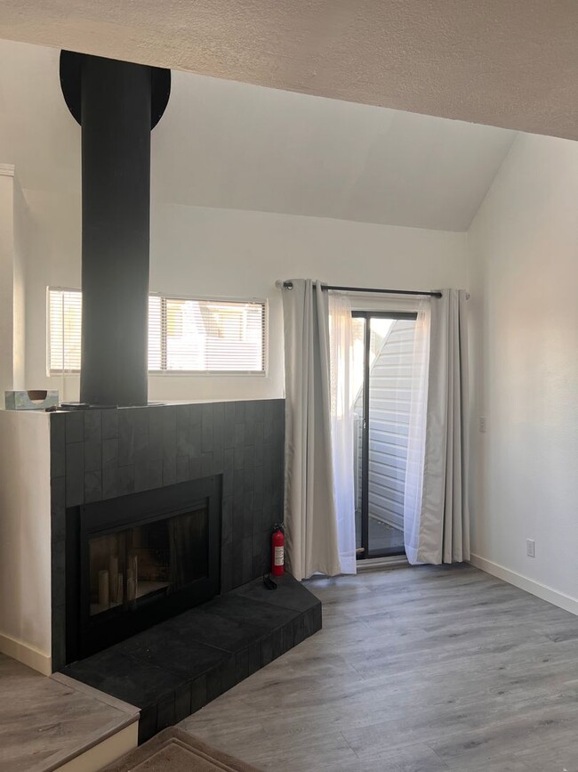 Building Photo - Newly Renovated 1 Bedroom 1 Bath Condo in ...