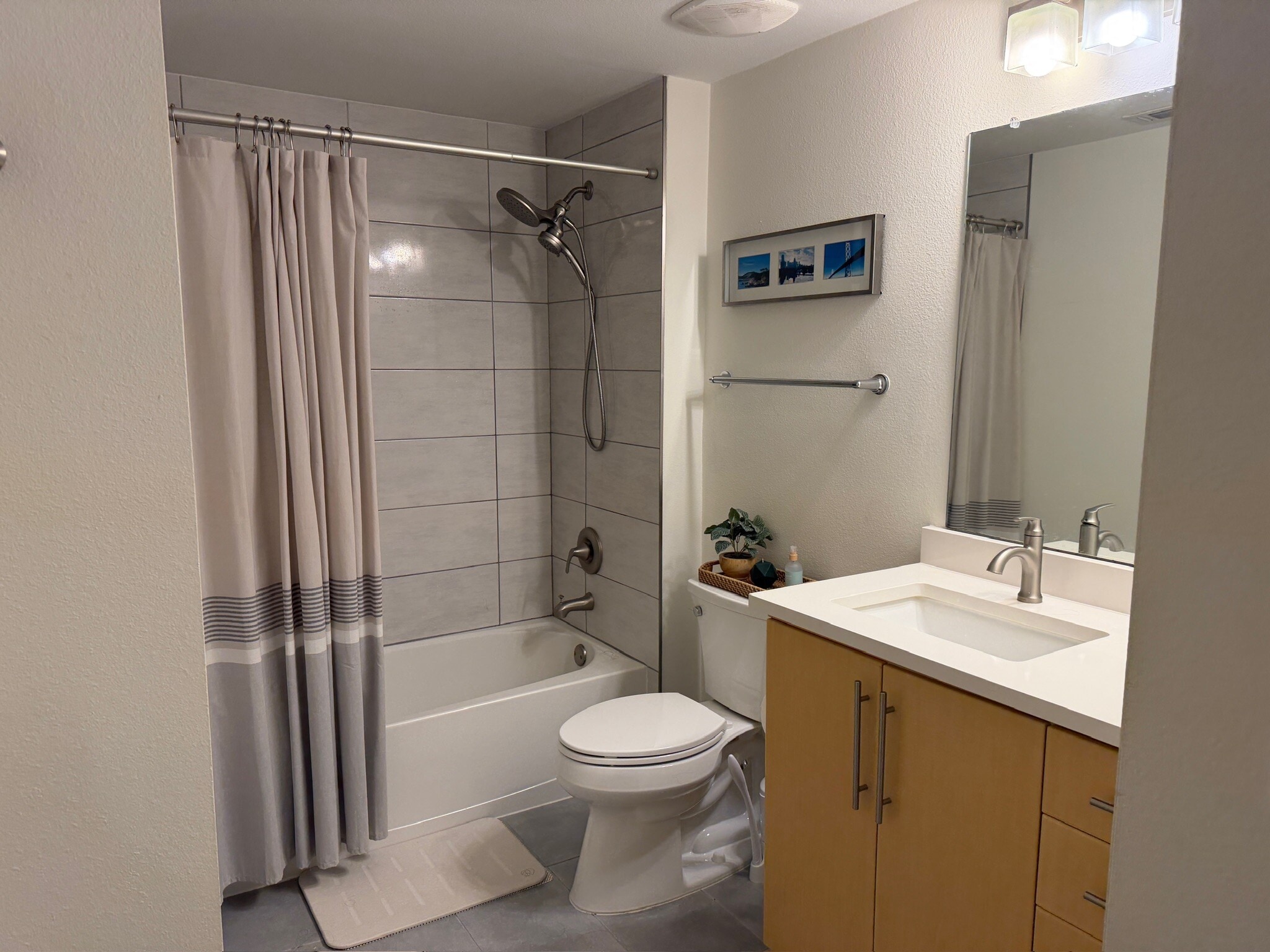 Guest Bathroom - 54 Rainey St