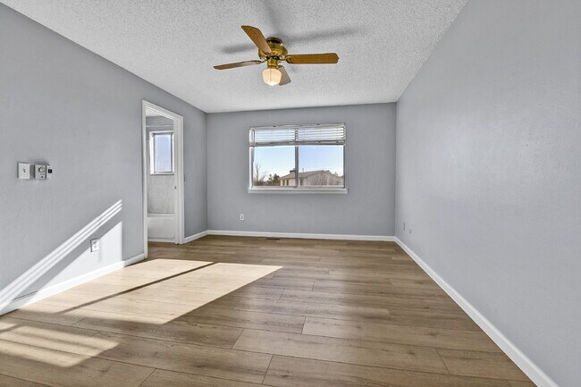 Building Photo - $2,540.95 with $300 off the first month's Rent- 4 Bedroom, 1.5 Bath, Single Family Home in Aurora...