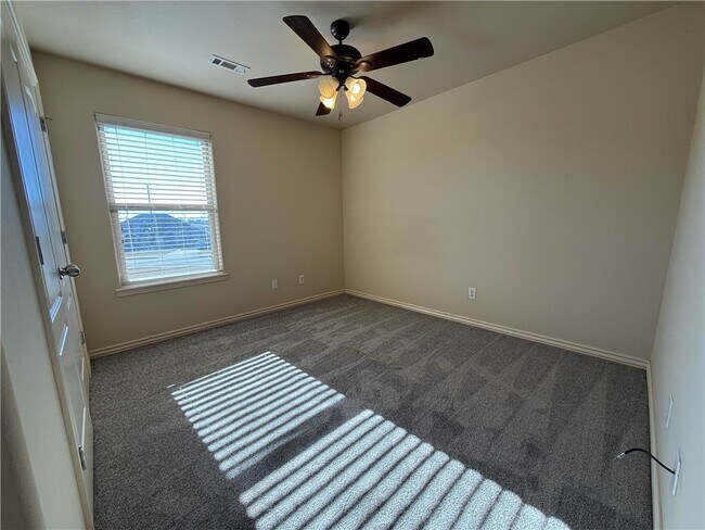 Building Photo - 902 Oakwood Ln