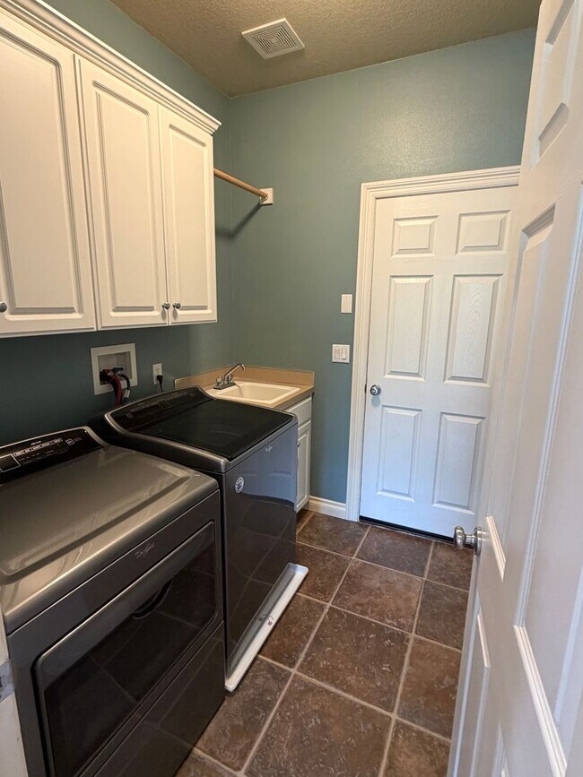 Building Photo - 5 Bedrooms and 2.5 Bathrooms with Views of the Rolling Hills of Corvallis Country Club