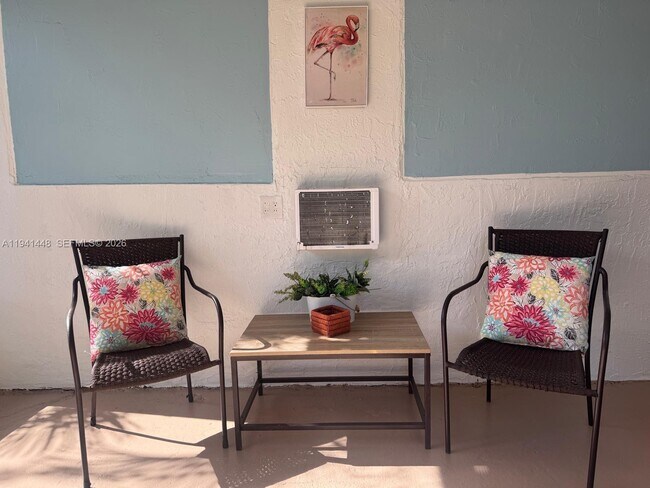 Building Photo - 582 E 18th St