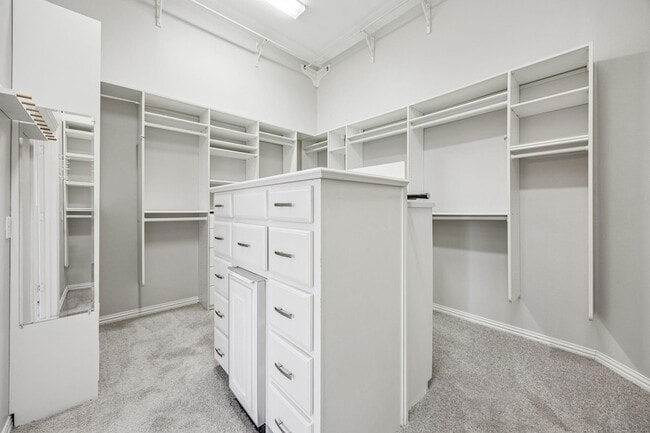 Building Photo - 2900 Creekview Dr