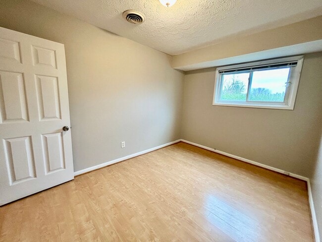 Building Photo - 3 Bedroom!