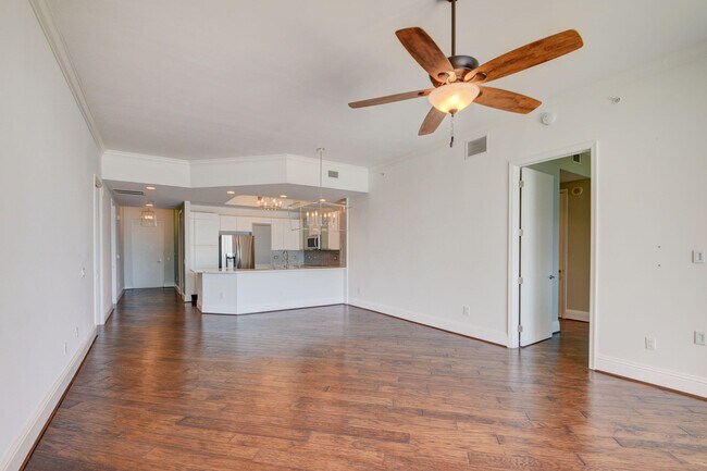 Building Photo - 2640 Lake Shore Dr
