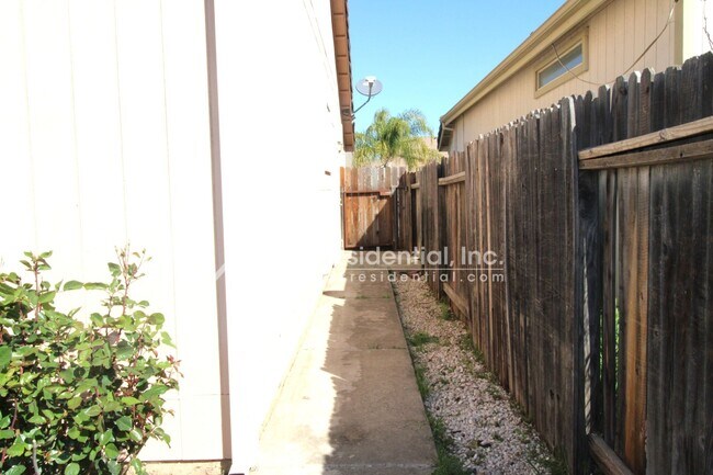 Building Photo - Nice Elk Grove 3bd/2ba Home with 2 Car Garage
