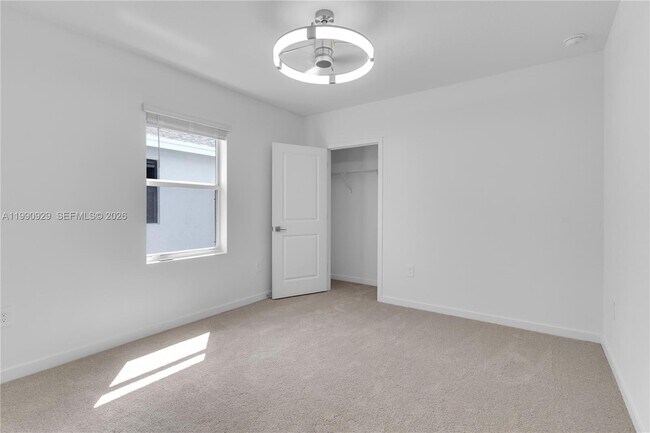 Building Photo - 615 NE 1st Ave