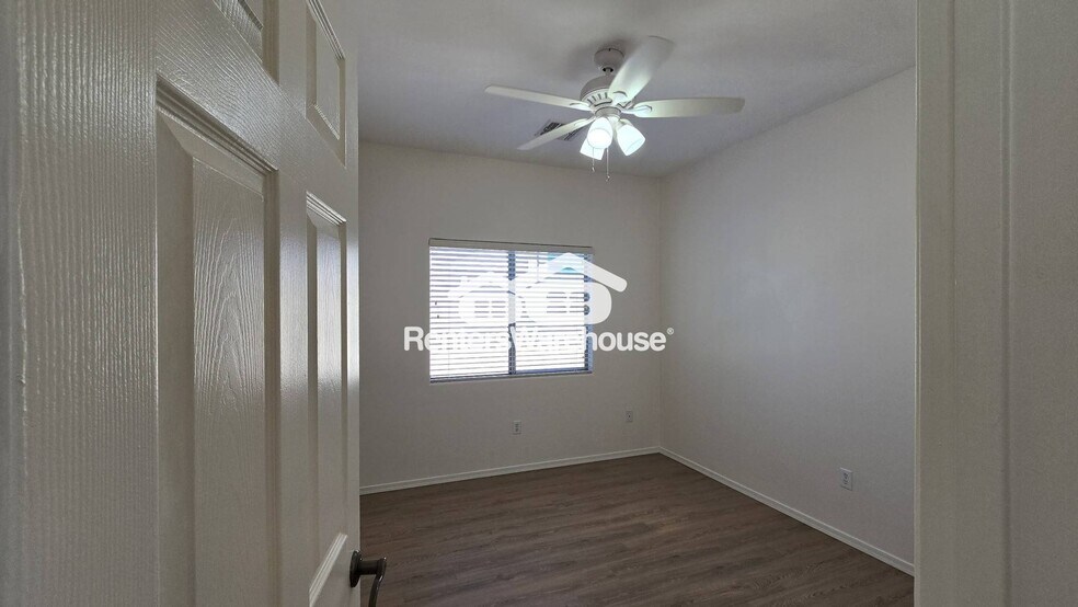 Building Photo - 1126 E Mt Shibell Dr