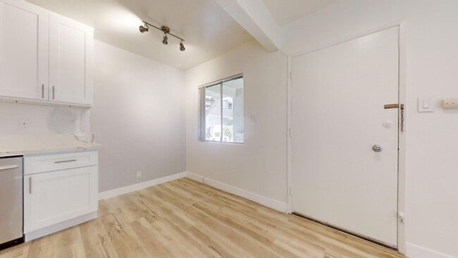 Building Photo - 1900 Rockefeller Ln