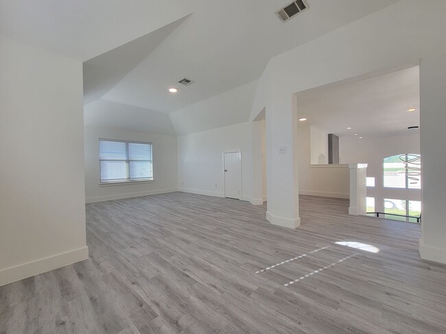 Building Photo - Fantastic 4 Bed 2.5 Bath Single Family Hom...