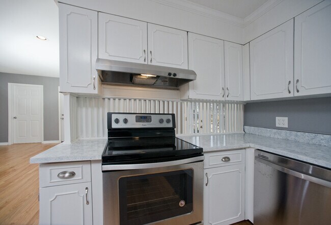 Building Photo - Beautiful Three Bedroom Home! AVAILABLE 8/...