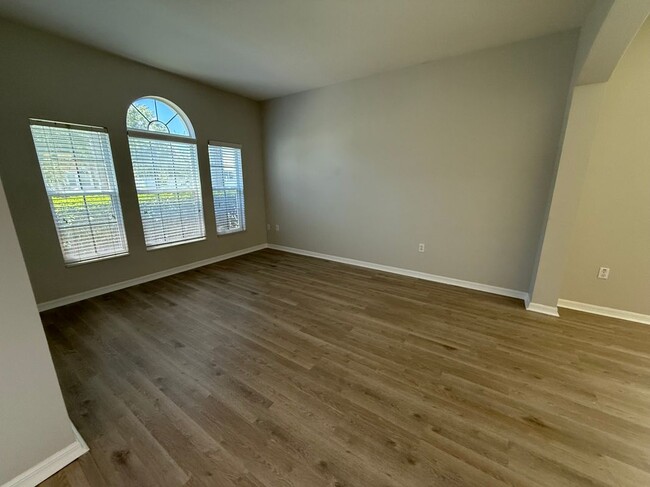 Building Photo - 944 Lost Grove Cir